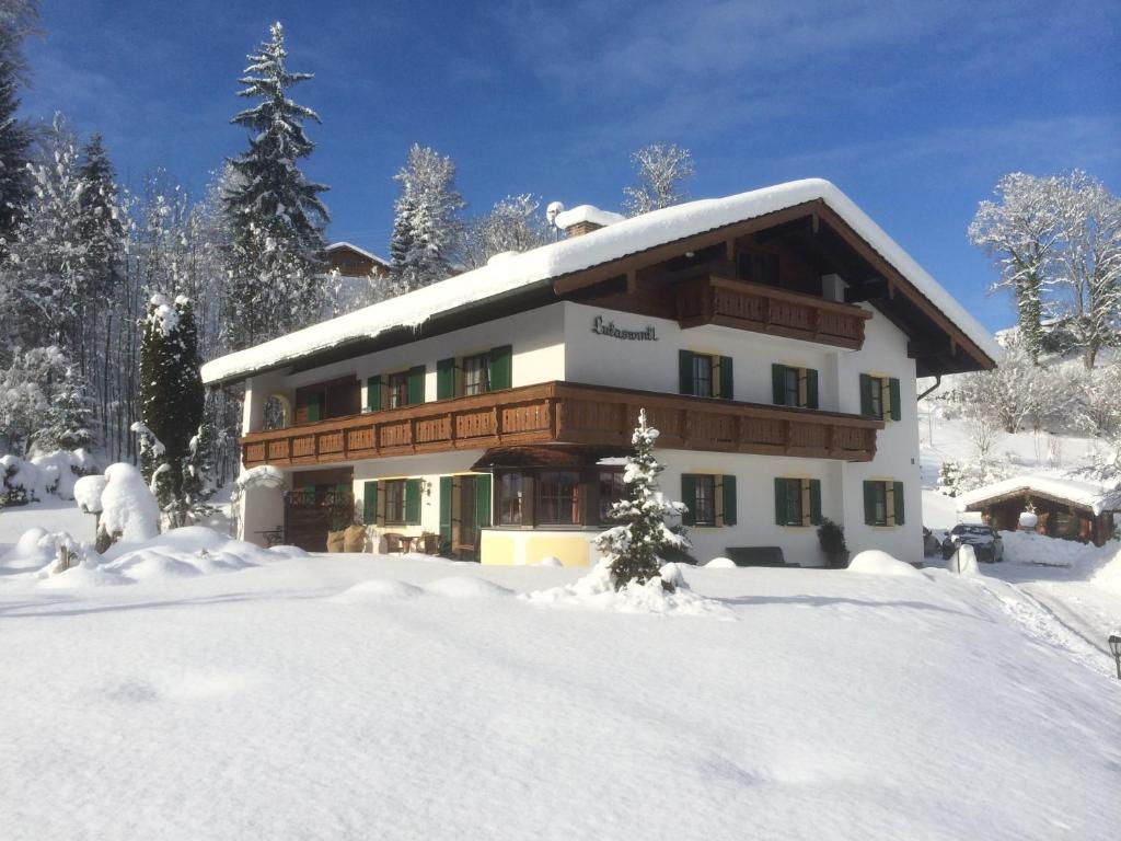 una casa coperta di neve di fronte di Haus Lukaswinkl a Schönau am Königssee