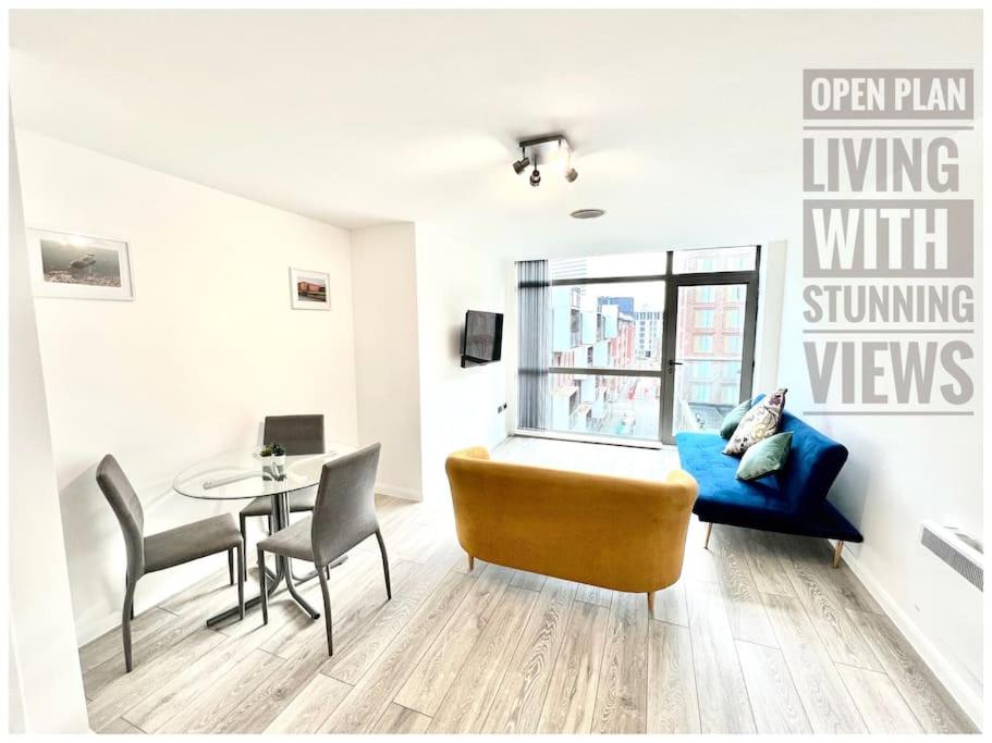 TV a/nebo společenská místnost v ubytování Modern Manchester City Centre Apartment