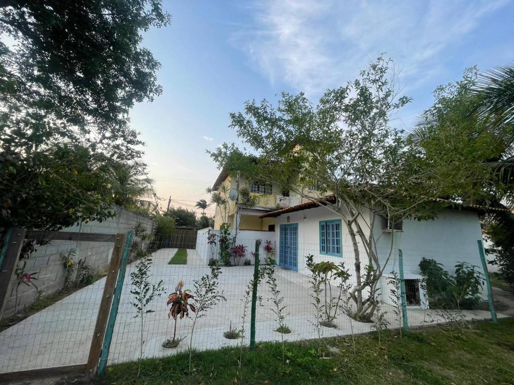 a white house with a fence in front of it at Recanto dos Valles in Búzios