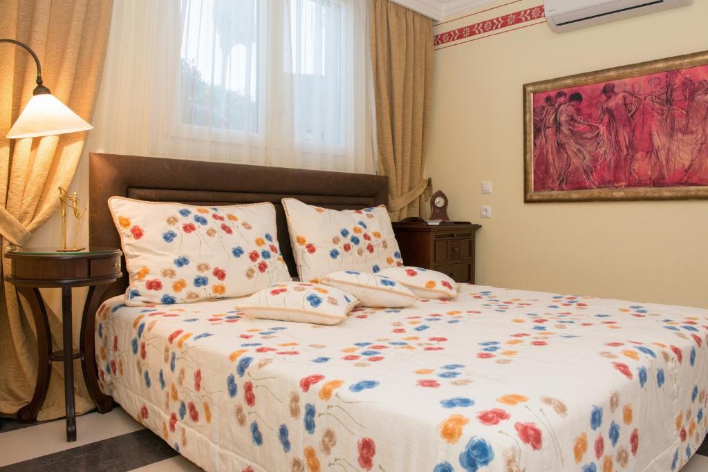 Posteľ alebo postele v izbe v ubytovaní Enavlion Hotel