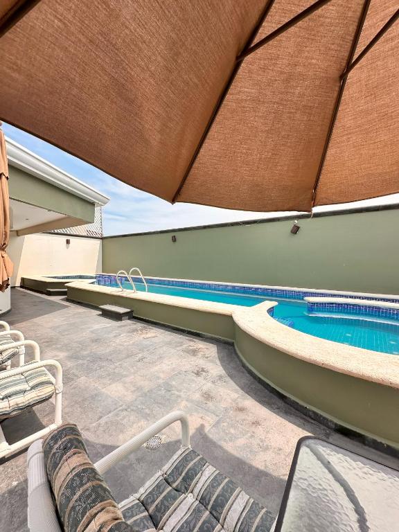 Bazén v ubytování Hotel Centro Apatzingán nebo v jeho okolí