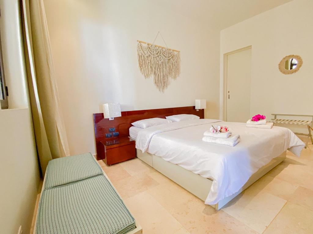 Postel nebo postele na pokoji v ubytování Nayah Stays, Ancient Sands Luxurious Pool Terrace Apartment