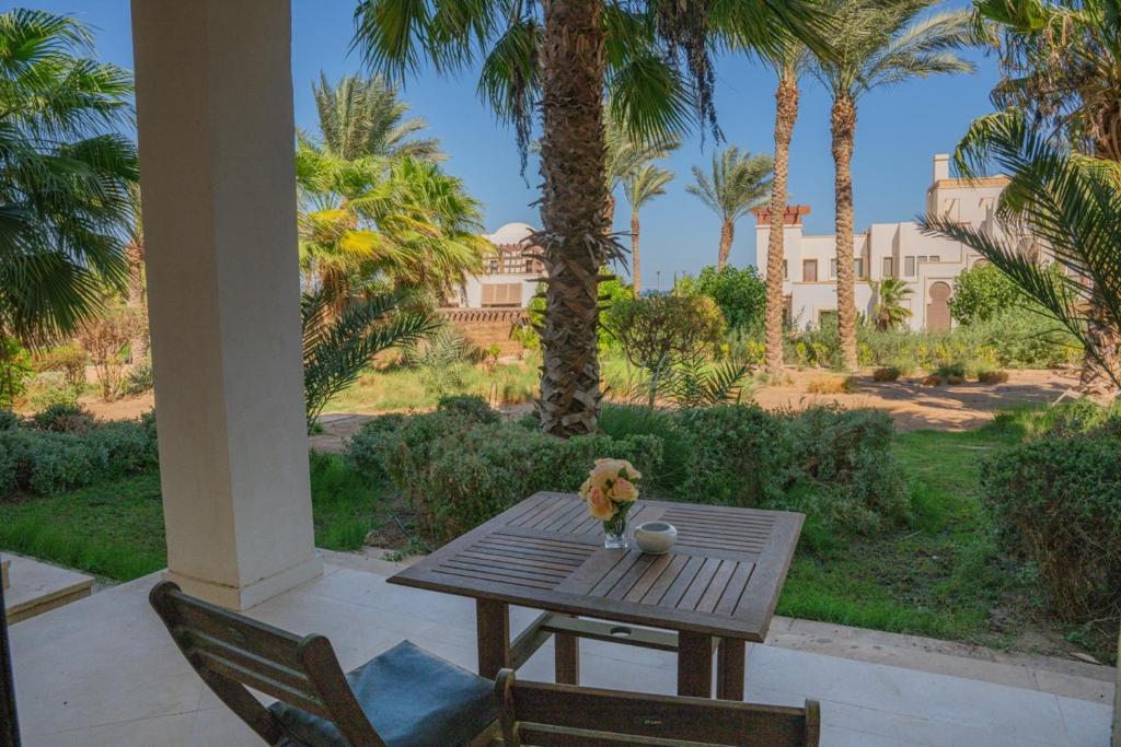 Zahrada ubytování Nayah Stays, Ancient Sands Luxurious Pool Terrace Apartment