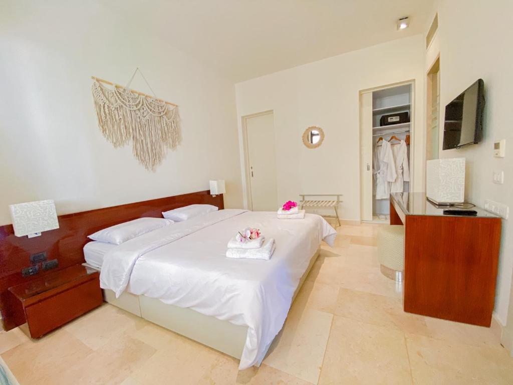 Postel nebo postele na pokoji v ubytování Nayah Stays, Ancient Sands Luxurious Pool Terrace Apartment