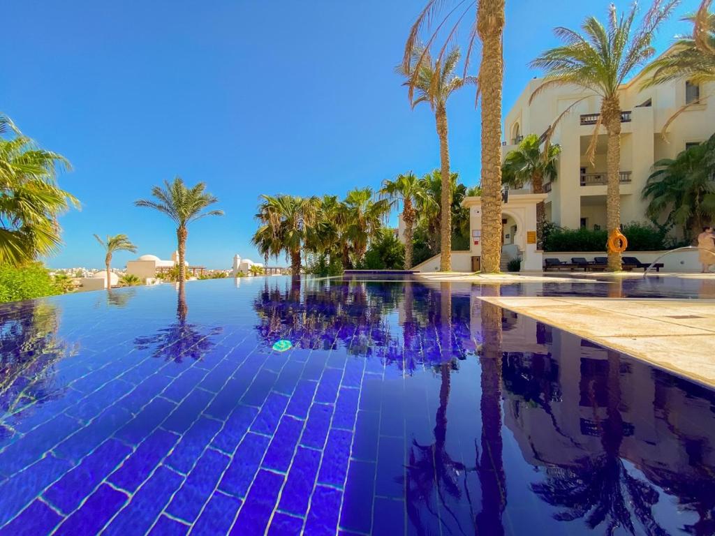Bazén v ubytování Nayah Stays, Ancient Sands Luxurious Pool Terrace Apartment nebo v jeho okolí
