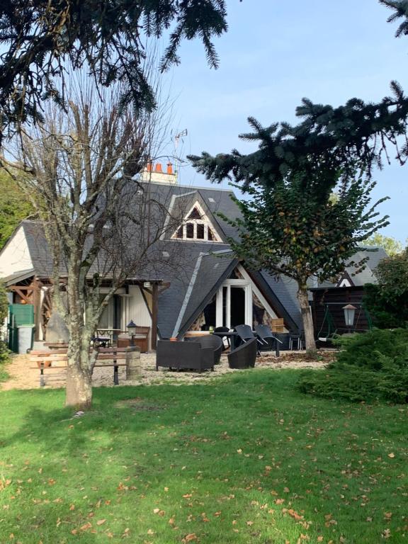 une maison avec un toit gris dans l'établissement Maison champêtre avec vue sur un étang, à La Bussière