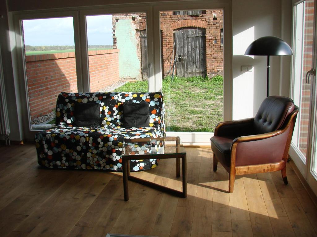 Strodehne的住宿－Ferienwohnungen Spiesmacher，客厅配有沙发、椅子和桌子