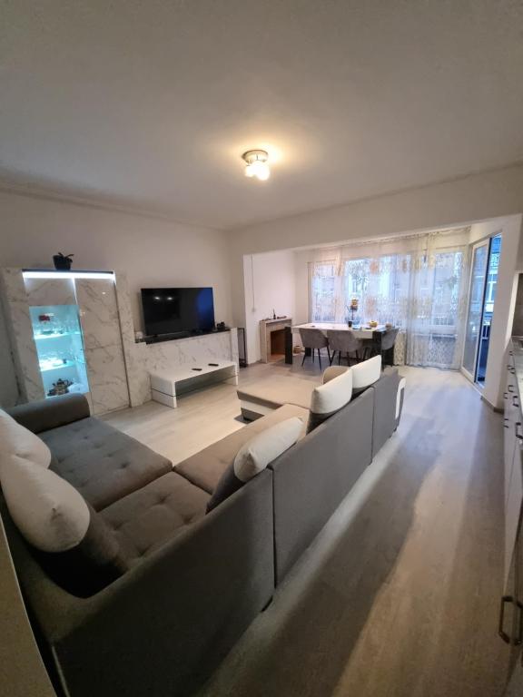 Телевизор и/или развлекательный центр в ApartChazal