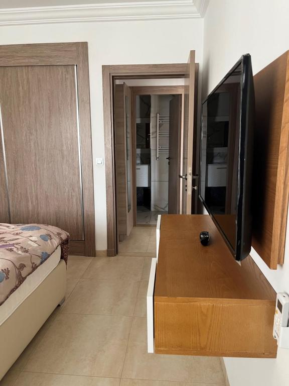TV a/nebo společenská místnost v ubytování Super appartement avec 5 piscines en résidence