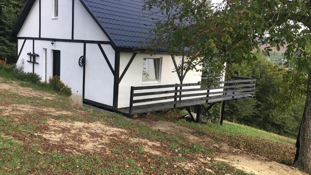 Budova, kde se chata nachází