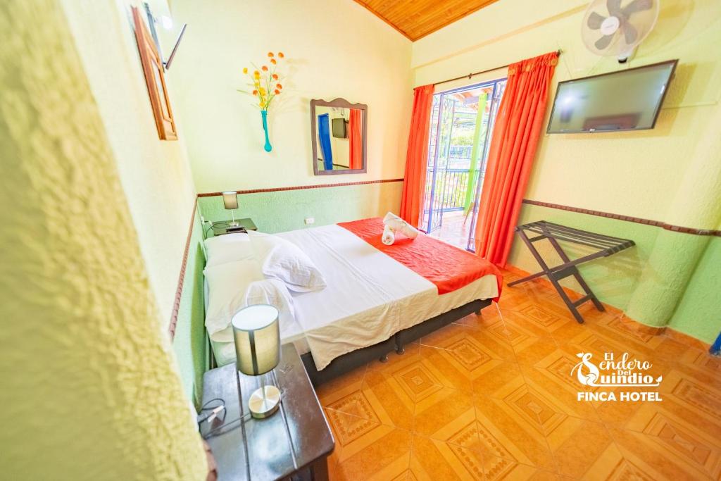 Postel nebo postele na pokoji v ubytování El Sendero del Quindío I Finca Hotel I Eje Cafetero
