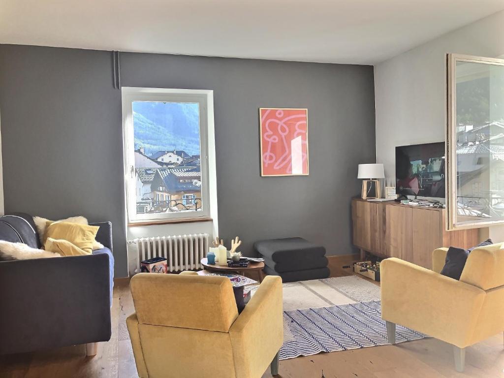 TV a/nebo společenská místnost v ubytování Magnifique Appartement au Centre de Chamonix