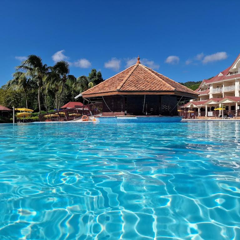 Piscina di Bambou Suite vue mer à 50 m de la plage et de la piscine o nelle vicinanze
