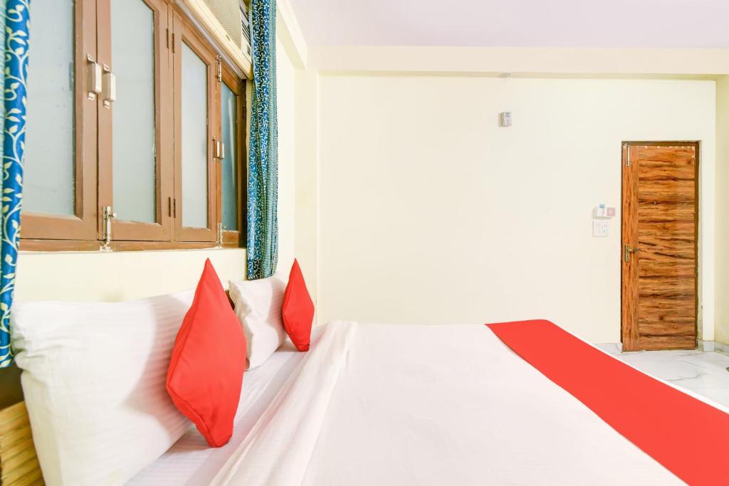 Postel nebo postele na pokoji v ubytování Hotel O 74192 Vishwakarma Palace