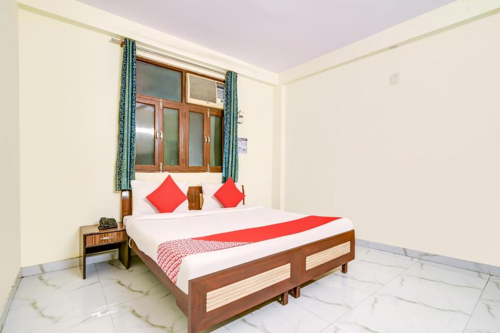 Postel nebo postele na pokoji v ubytování Hotel O 74192 Vishwakarma Palace