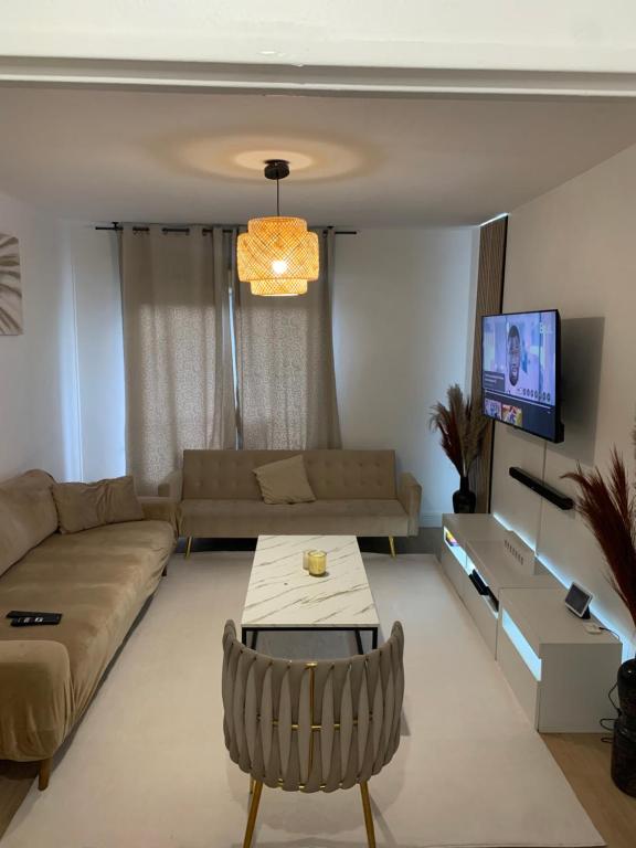 un salon avec un canapé et une table dans l'établissement Cosy home, à Aulnay-sous-Bois