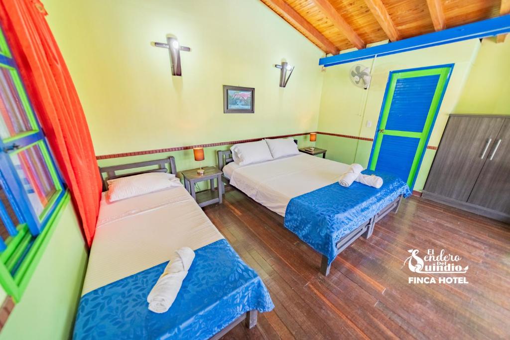 Postel nebo postele na pokoji v ubytování El Sendero del Quindío I Finca Hotel I Eje Cafetero