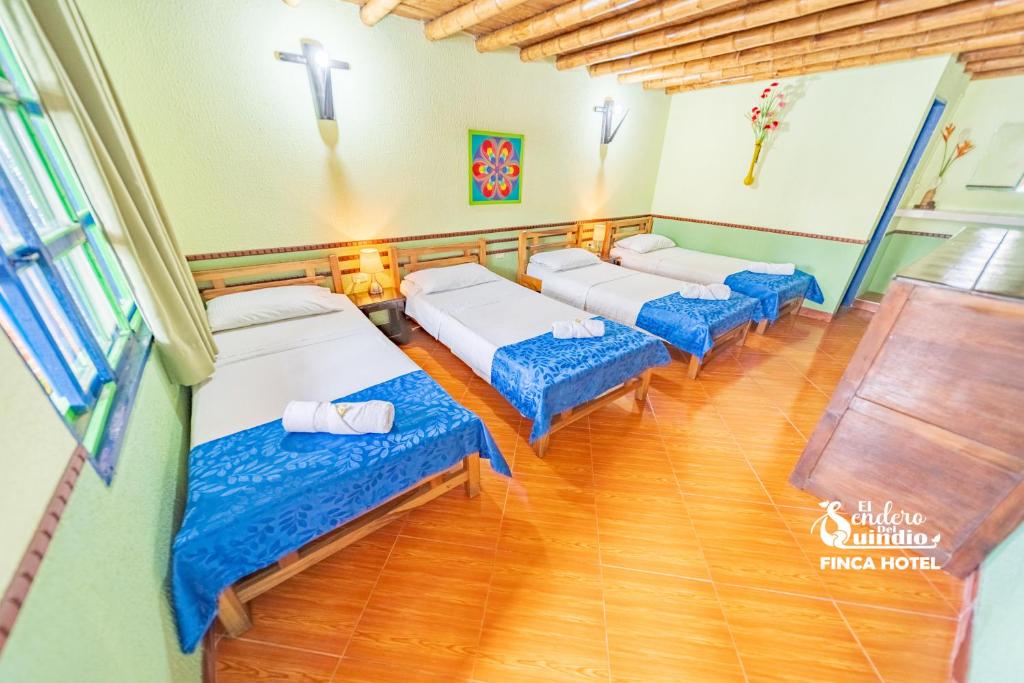 Postel nebo postele na pokoji v ubytování El Sendero del Quindío I Finca Hotel I Eje Cafetero