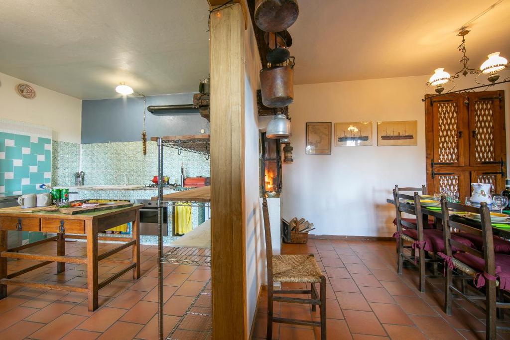 Kuchnia lub aneks kuchenny w obiekcie Charming Villa I Tre Archi - Happy Rentals