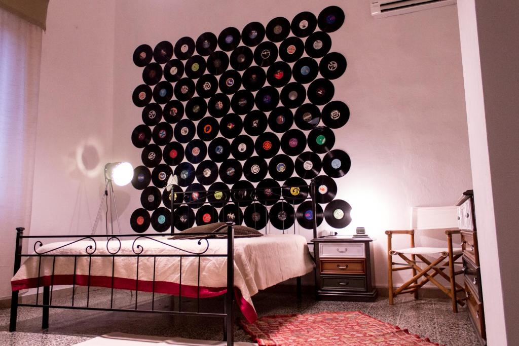 チェチナにあるCasolare Rehvaのワインボトルの壁が備わるベッドルーム1室
