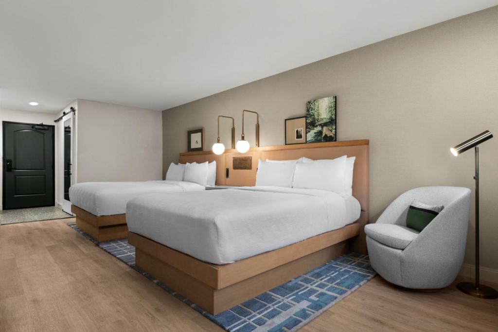 The Inelle, Oakhurst Yosemite, a Tribute Portfolio Hotel - 标准的大号床，有两张大号床