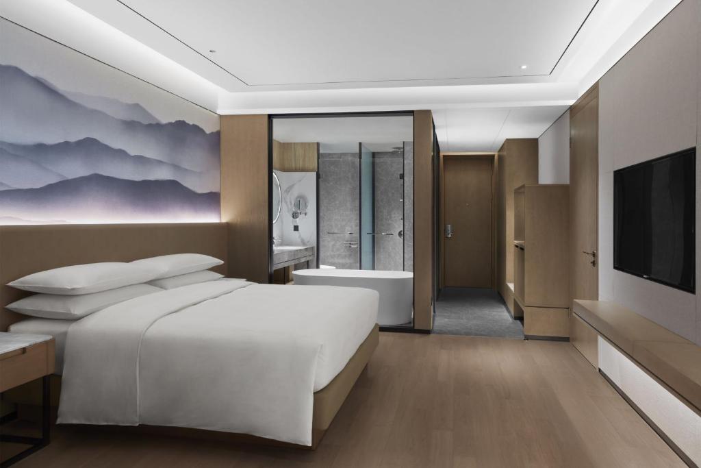 Postel nebo postele na pokoji v ubytování Sheraton Fuqing Hotel