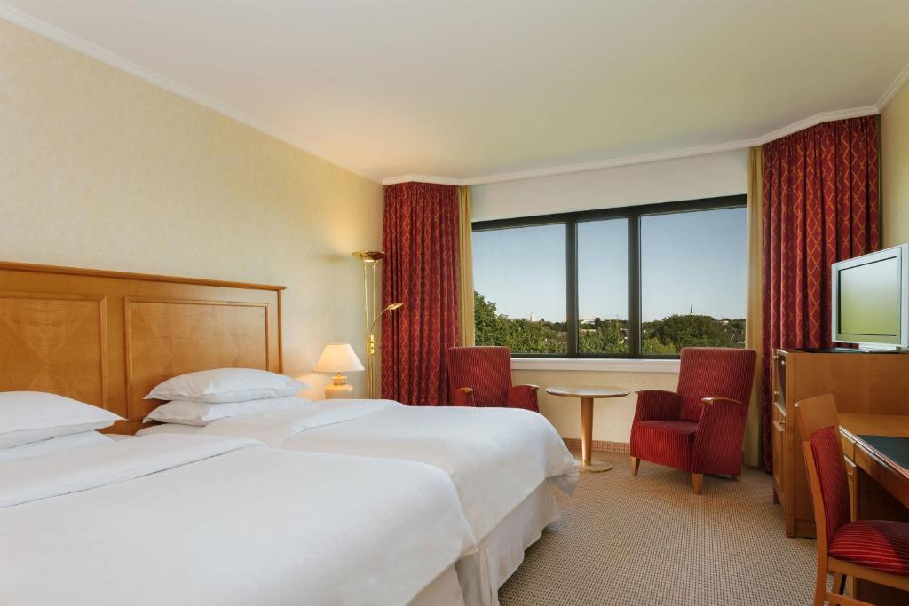 Postel nebo postele na pokoji v ubytování Sheraton Essen Hotel