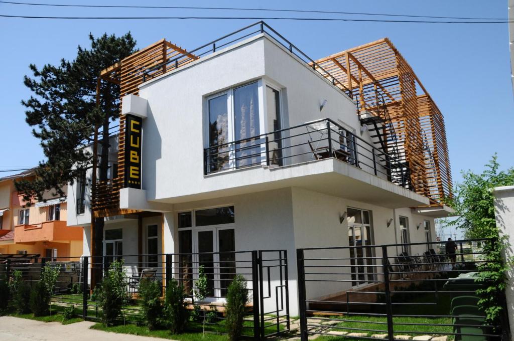 une maison en construction avec balcon dans l'établissement Vila Cube, à Eforie Nord