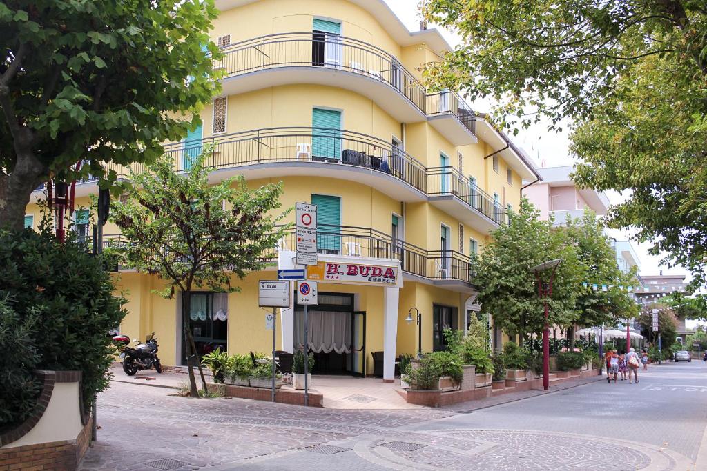 ベッラーリア・イジェア・マリーナにあるHotel Budaの通路脇の黄色い建物