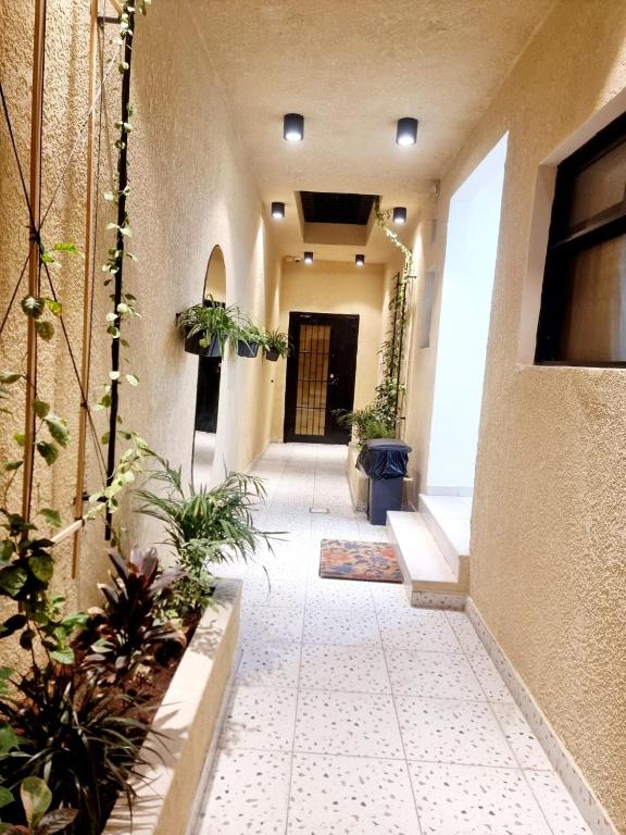شقق فاخرة Luxury apartments في الرياض: مدخل مبنى عليه نباتات