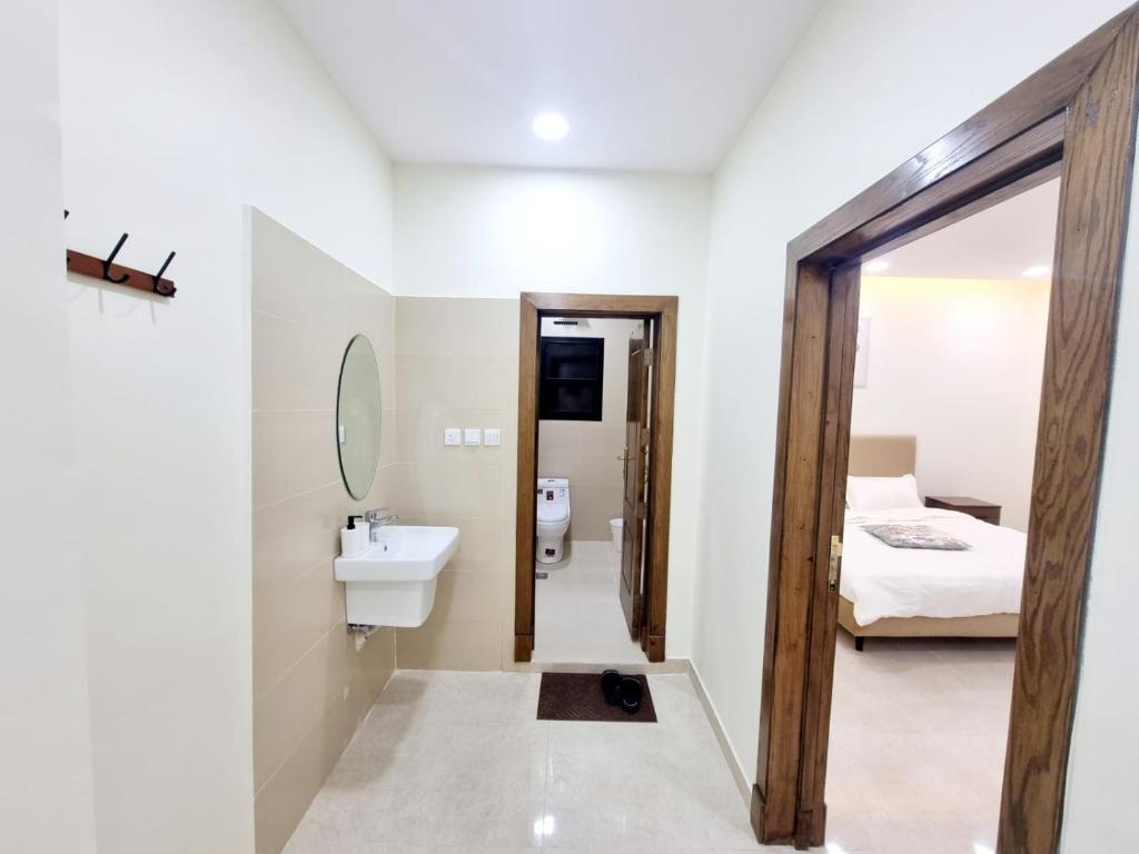 شقق فاخرة Luxury apartments في الرياض: حمام مع حوض ومرحاض ومرآة
