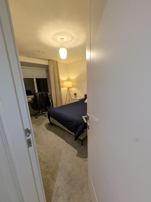 Postel nebo postele na pokoji v ubytování Pvt room with direct train to city center 25 mins