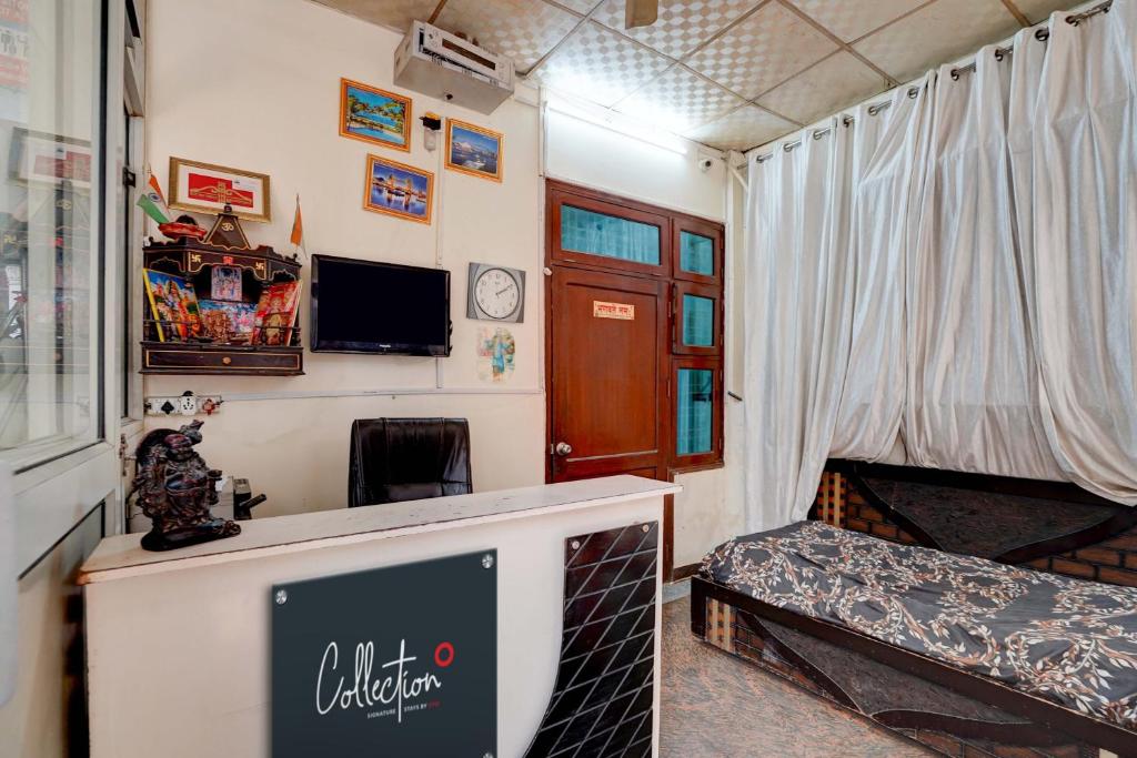 TV a/nebo společenská místnost v ubytování Super Hotel O OM SAI RAM GUEST HOUSE