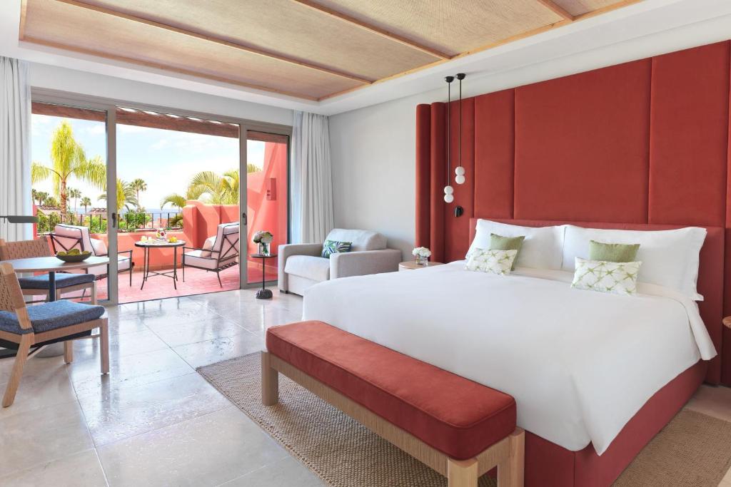Cama o camas de una habitación en The Ritz-Carlton Tenerife, Abama