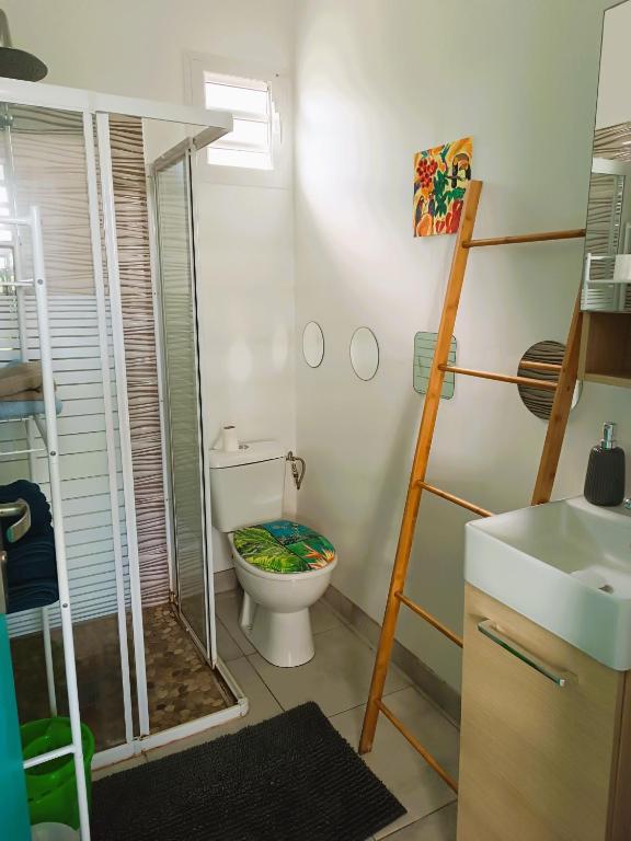 Koupelna v ubytování Kaz a Klemence Gite creole avec piscine et table dhotes a Anse Bertrand