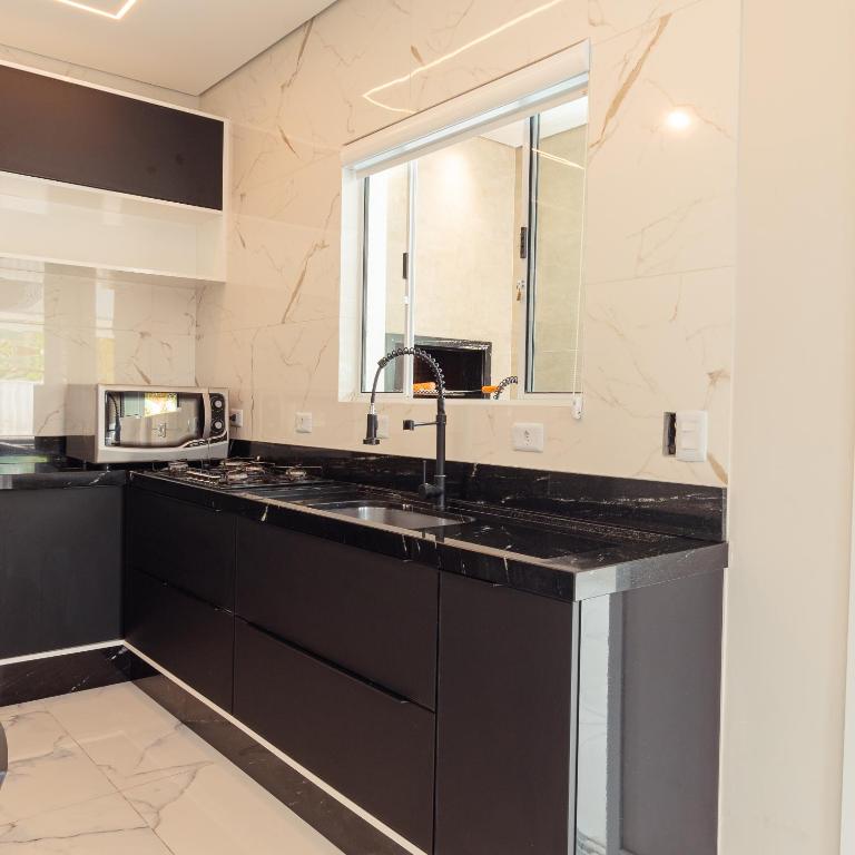 Kuchyň nebo kuchyňský kout v ubytování M&M House - Casa com Piscina e Ar Condicionado em Matinhos
