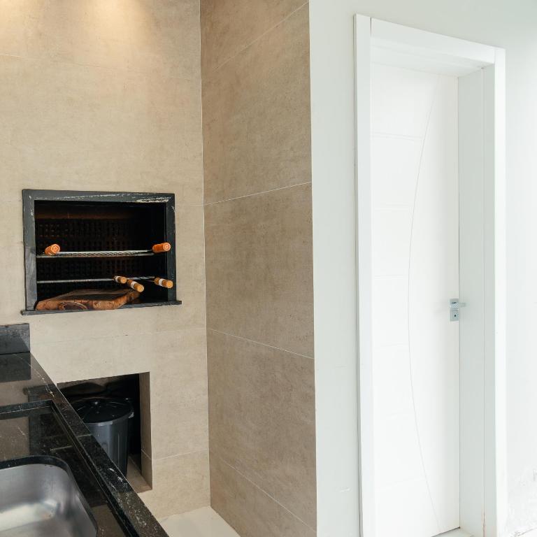 Kuchyň nebo kuchyňský kout v ubytování M&M House - Casa com Piscina e Ar Condicionado em Matinhos