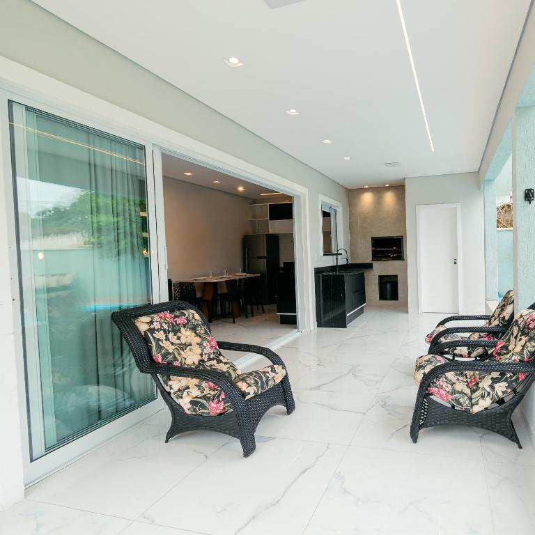 Kuchyň nebo kuchyňský kout v ubytování M&M House - Casa com Piscina e Ar Condicionado em Matinhos