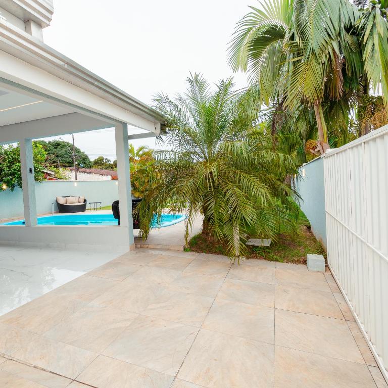 Bazén v ubytování M&M House - Casa com Piscina e Ar Condicionado em Matinhos nebo v jeho okolí