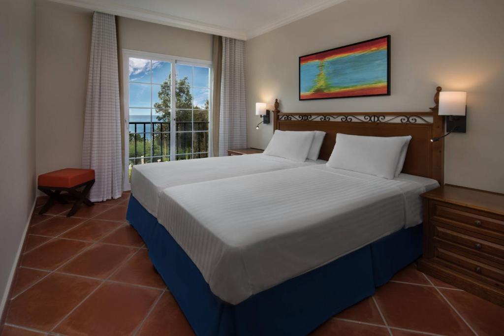 Postel nebo postele na pokoji v ubytování Marriott's Playa Andaluza