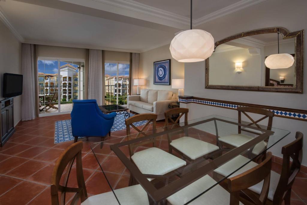 TV a/nebo společenská místnost v ubytování Marriott's Playa Andaluza