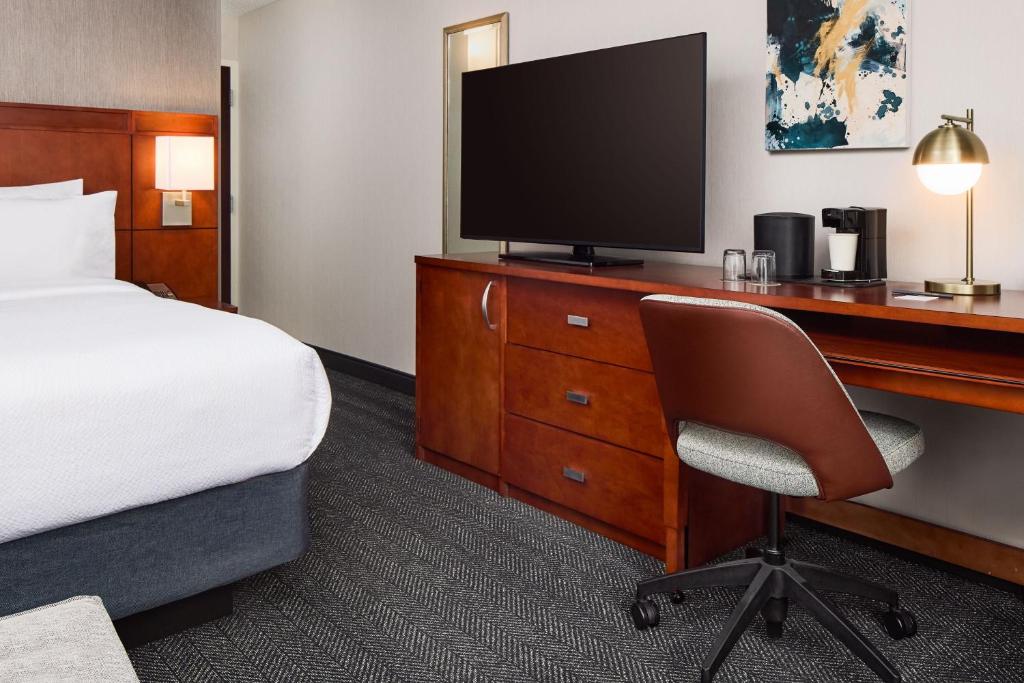 Courtyard by Marriott Fort Collins - King Room With Sofa Bed