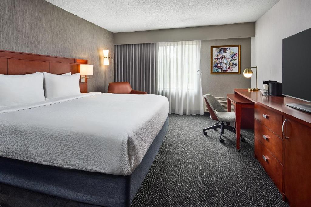 Postel nebo postele na pokoji v ubytování Courtyard by Marriott Fort Collins