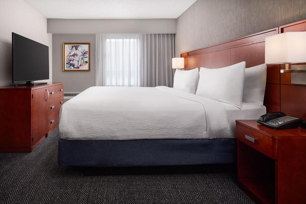 Courtyard by Marriott Fort Collins - One-Bedroom King Suite With Sofa Bed