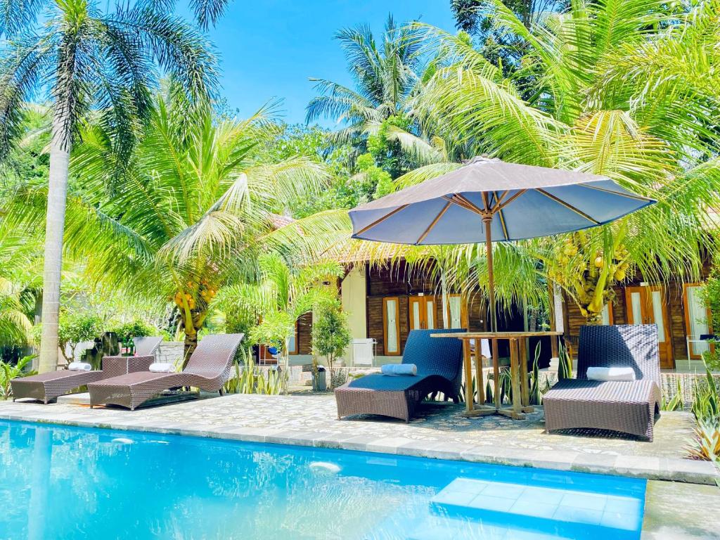 eine Terrasse mit Stühlen und einem Sonnenschirm neben einem Pool in der Unterkunft The Valley Green Cottage And Massage in Nusa Penida