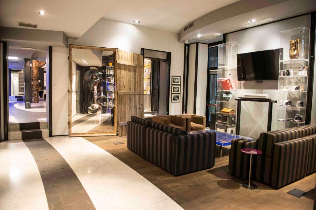A television and/or entertainment centre at Art Hotel Boston