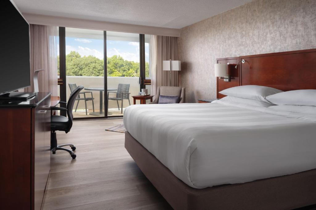 Postel nebo postele na pokoji v ubytování Hanover Marriott