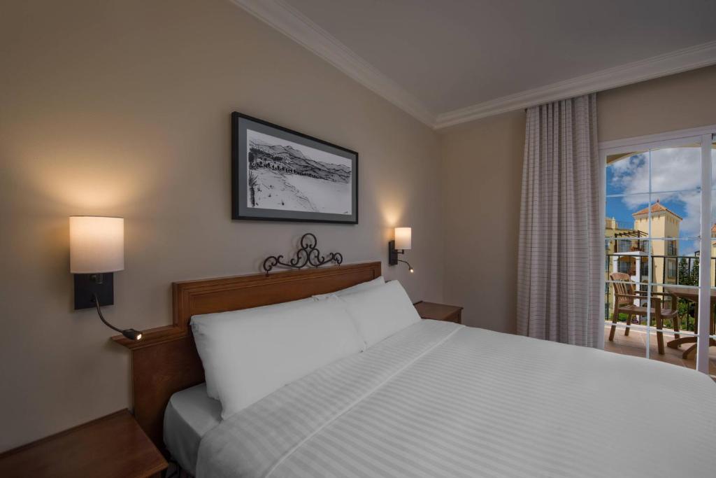 Postel nebo postele na pokoji v ubytování Marriott's Playa Andaluza
