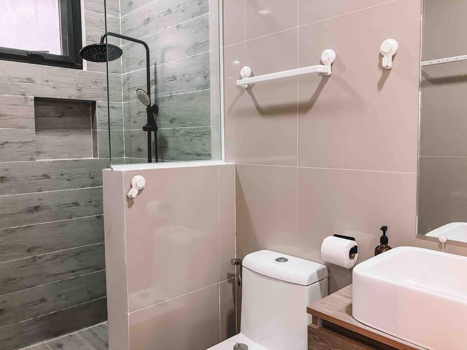Koupelna v ubytování 1BR Tropical Penthouse for 4 guests, near beach