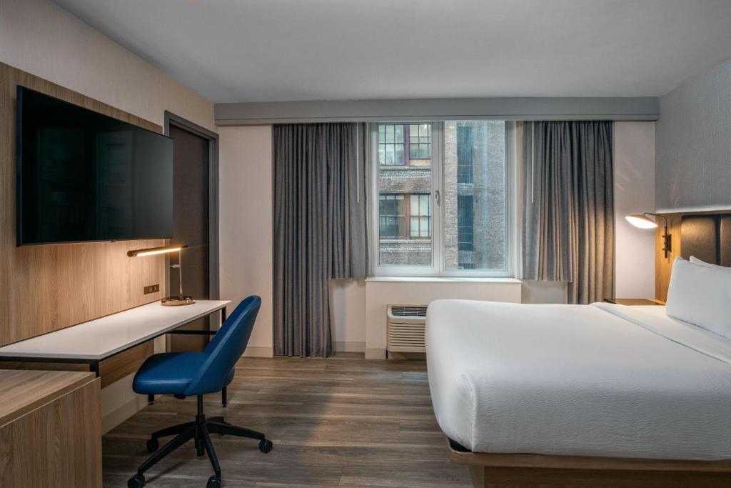 Postel nebo postele na pokoji v ubytování Courtyard by Marriott Times Square West